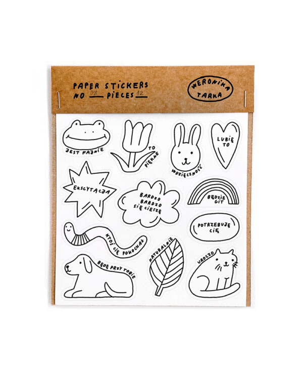 Arkusz wesołych, papierowych naklejek z rysunkami. Są na nich: żaba, kwiat, królik, serce, wybuch, chmurka, tęcza, kamień, dżdżownica, pies, liść i kot. Każda naklejka to ilustracja z napisem. Napisy są po polsku, na arkuszu jest 12 naklejek. Ilustrowane, drukowane i pakowane w Polsce. Na etykiecie informacja o autorce: Weronika Tarka